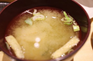 domuz ve sebze ile miso çorbası