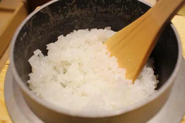 Grains de riz cuits dans un bol en pierre au Japon — Photo