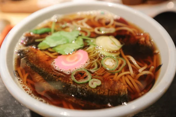 Japanska bovetenudlar i varm soppa — Stockfoto