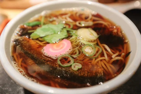 Japanska bovetenudlar i varm soppa — Stockfoto