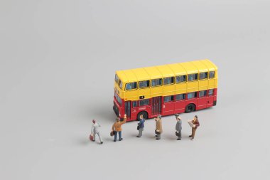 Beyaz arka plan ile otobüs rakamın oyuncaklar