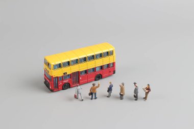 Beyaz arka plan ile otobüs rakamın oyuncaklar