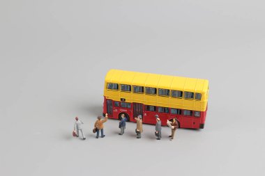 Beyaz arka plan ile otobüs rakamın oyuncaklar