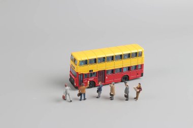 Beyaz arka plan ile otobüs rakamın oyuncaklar