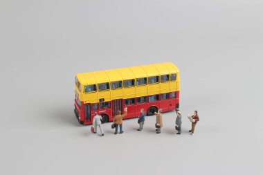 Beyaz arka plan ile otobüs rakamın oyuncaklar