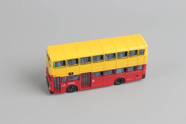 beyaz izole çift katlı alçak taban hk otobüs