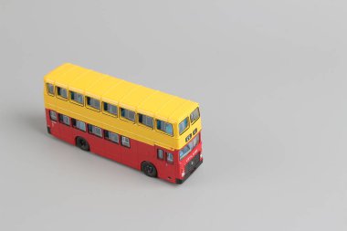 beyaz izole çift katlı alçak taban hk otobüs