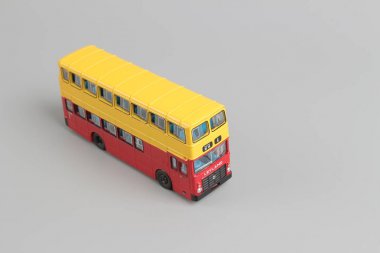 beyaz izole çift katlı alçak taban hk otobüs