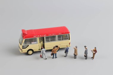 Bir meşgul otobüs istasyonunda mini seyahat edenler