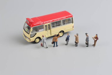 Bir meşgul otobüs istasyonunda mini seyahat edenler