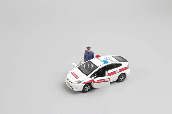 Auto en politieman politieagent geïsoleerd — Stockfoto
