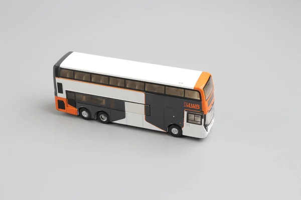 Beyaz izole çift katlı alçak taban hk otobüs — Stok fotoğraf