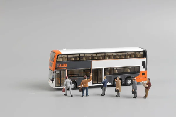 バスの白背景付きフィギュアのおもちゃ — ストック写真