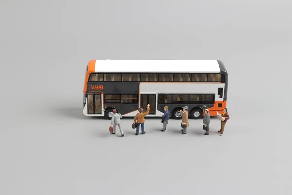 Speelgoed van bus figuur met witte achtergrond — Stockfoto