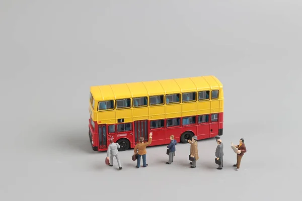 Brinquedos de figura de ônibus com fundo branco — Fotografia de Stock