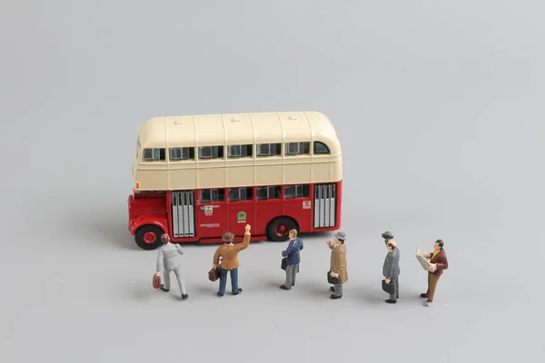 Brinquedos de figura de ônibus com fundo branco — Fotografia de Stock