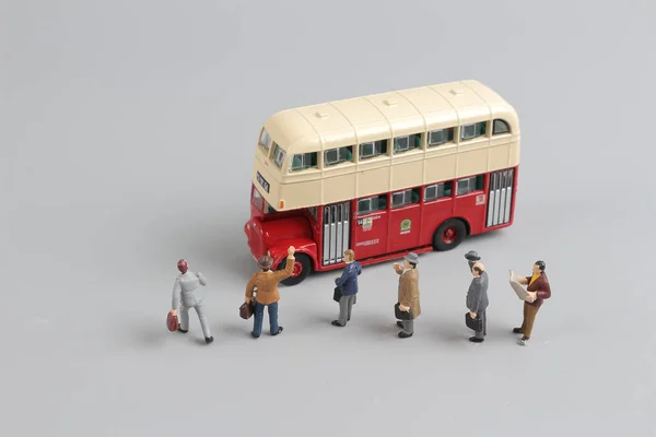 Brinquedos de figura de ônibus com fundo branco — Fotografia de Stock