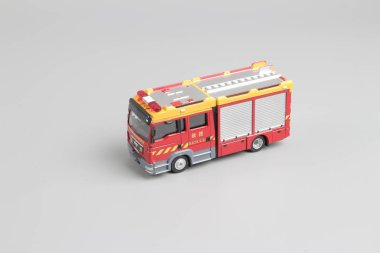 Beyaz bir arka plan üzerinde itfaiye arabası,