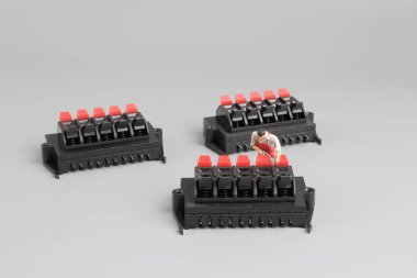 Mini üzerinde çalışan teknisyenler eğlenceli ayarı