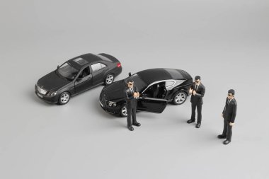 Beyaz arka plan üzerinde izole iş adamları