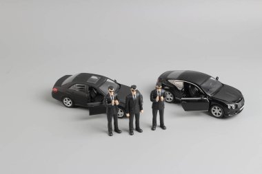 Beyaz arka plan üzerinde izole iş adamları