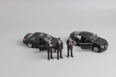 Beyaz arka plan üzerinde izole iş adamları