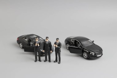 Beyaz arka plan üzerinde izole iş adamları