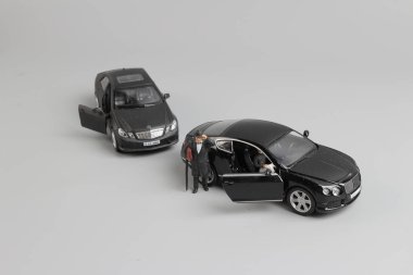 Beyaz arka plan üzerinde izole iş adamları