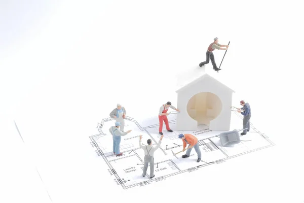 Figura minúscula de construção do trabalhador o local — Fotografia de Stock