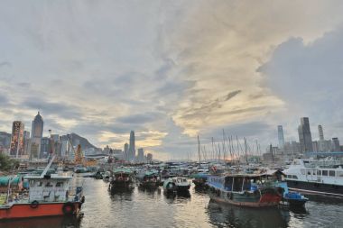 alacakaranlık gökyüzüne Cwb tayfun barınak