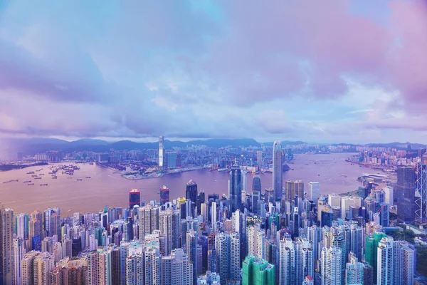 Hong Kong dan Victoria Peak gece görünümü