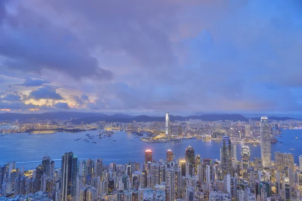 Hong Kong dan Victoria Peak gece görünümü