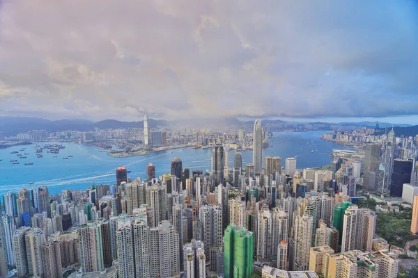 Victoria Harbour Victoria Peak en üstündeki