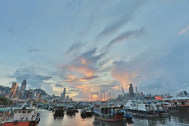 alacakaranlık gökyüzüne Cwb tayfun barınak