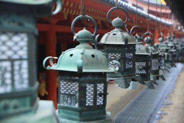 kasuga taisha içinde nara bronz fenerler