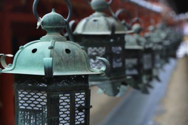 kasuga taisha içinde nara bronz fenerler