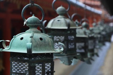 kasuga taisha içinde nara bronz fenerler