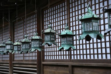 kasuga taisha içinde nara bronz fenerler