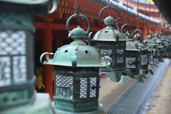 kasuga taisha içinde nara bronz fenerler