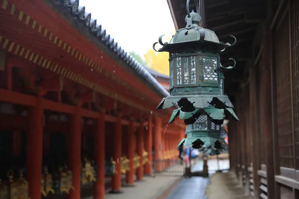 Faroles de bronce en Kasuga Taisha en Nara — Foto de Stock