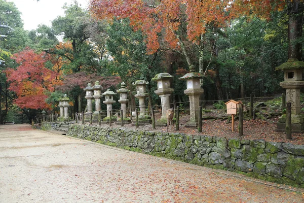 nara içinde taş fenerler