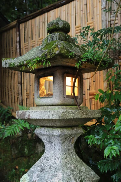 Una linterna de piedra en un japón — Foto de Stock