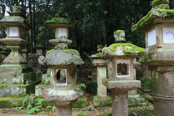 nara içinde taş fenerler
