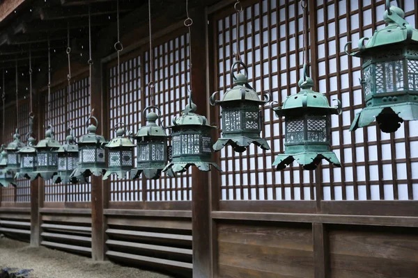 kasuga taisha içinde nara bronz fenerler