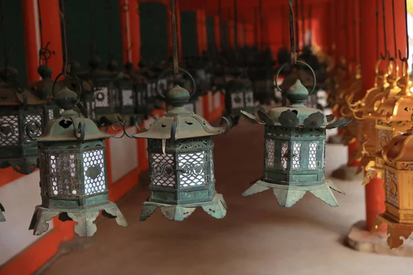 Lanterne di bronzo a Kasuga Taisha a Nara — Foto Stock