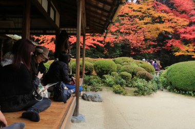 Turistler ve oturup gözlemlemek Shisen-do Bahçe sonbahar mevsimi