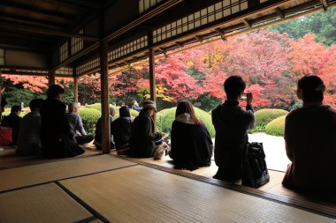 Turistler ve oturup gözlemlemek Shisen-do Bahçe sonbahar mevsimi