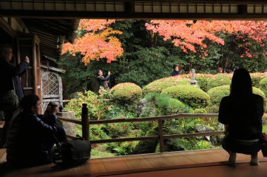 Turistler ve oturup gözlemlemek Shisen-do Bahçe sonbahar mevsimi