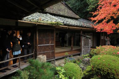 Turistler ve oturup gözlemlemek Shisen-do Bahçe sonbahar mevsimi