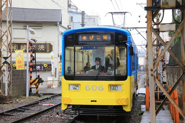 Osaka Hankai tramvay sevgiyle çene bilinir 